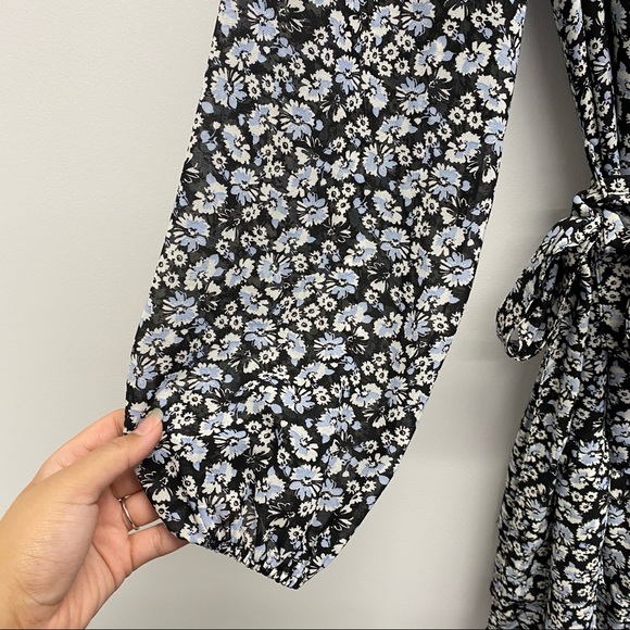NEW - DYNAMITE FLORAL FALL DRESS / SIZE SMALL WITH TIE - Picture 3 of 9
